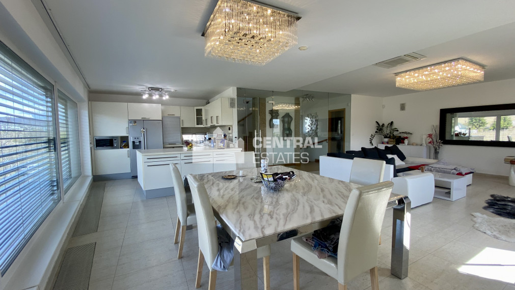 Nadštandardný 5i RD s predzáhradkou terasou a parkovaním na prenájom v Novom meste