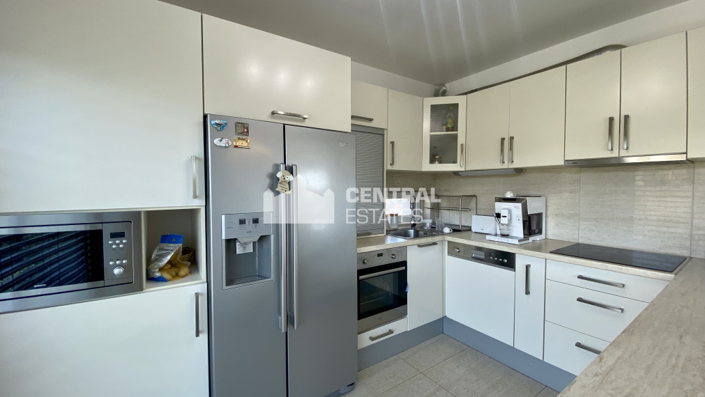 Nadštandardný 5i RD s predzáhradkou terasou a parkovaním na prenájom v Novom meste