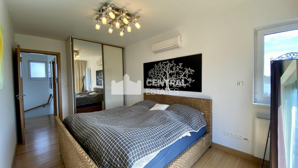 Nadštandardný 5i RD s predzáhradkou terasou a parkovaním na prenájom v Novom meste