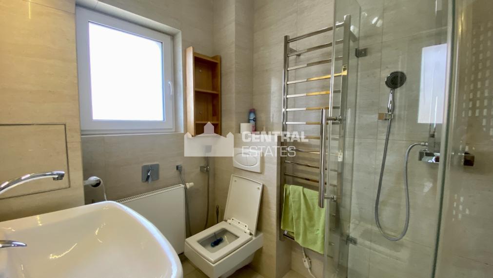 Nadštandardný 5i RD s predzáhradkou terasou a parkovaním na prenájom v Novom meste