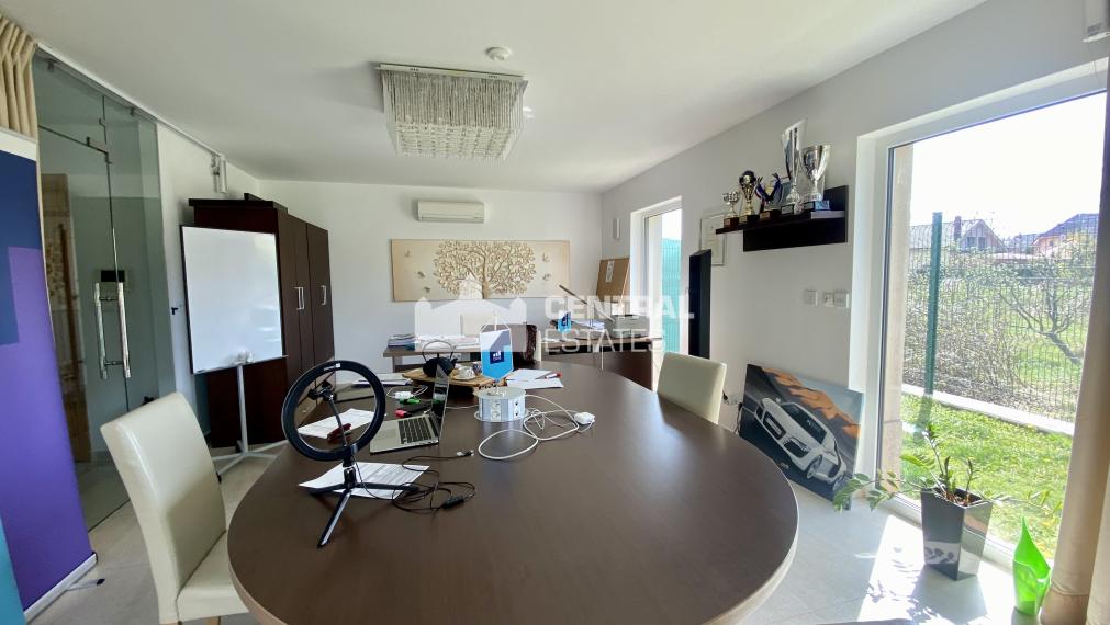 Nadštandardný 5i RD s predzáhradkou terasou a parkovaním na prenájom v Novom meste