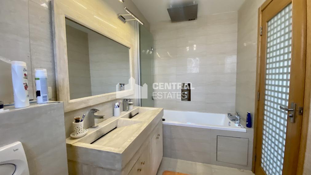 Nadštandardný 5i RD s predzáhradkou terasou a parkovaním na prenájom v Novom meste