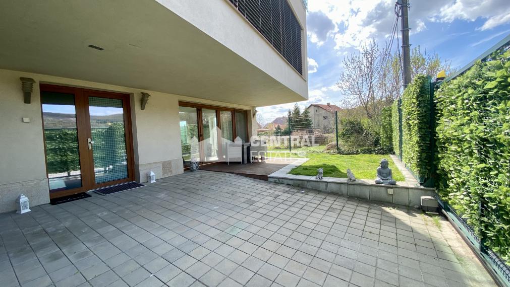 Superior 4-room family house with front garden terrace and parking for rent in Nové mesto