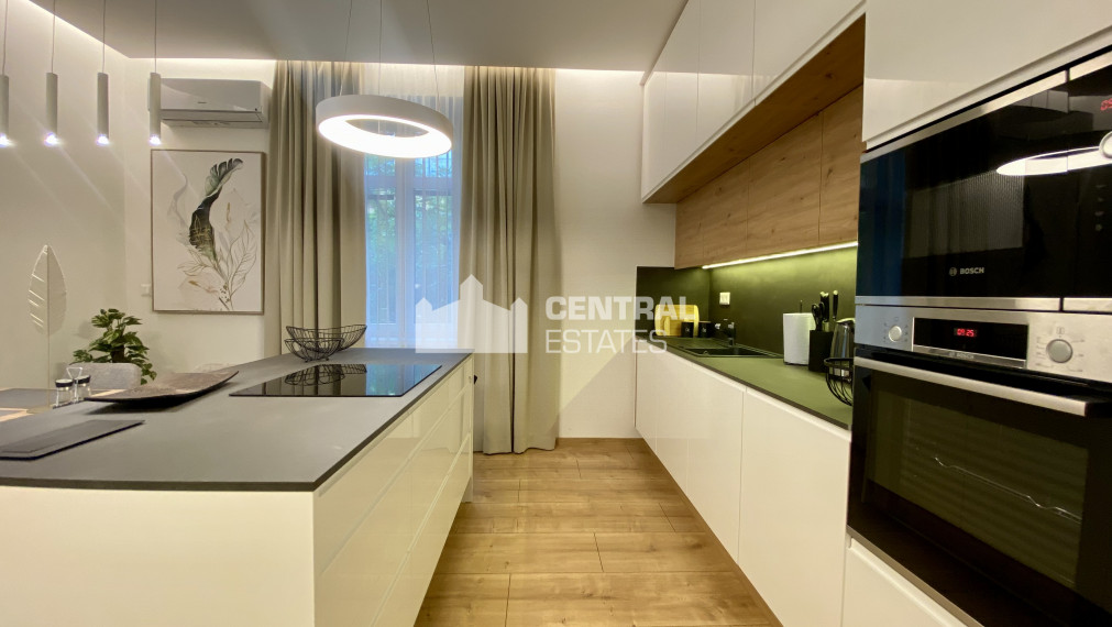 Beautiful air-conditioned 2-bedroom apartment for rent in the Old Town