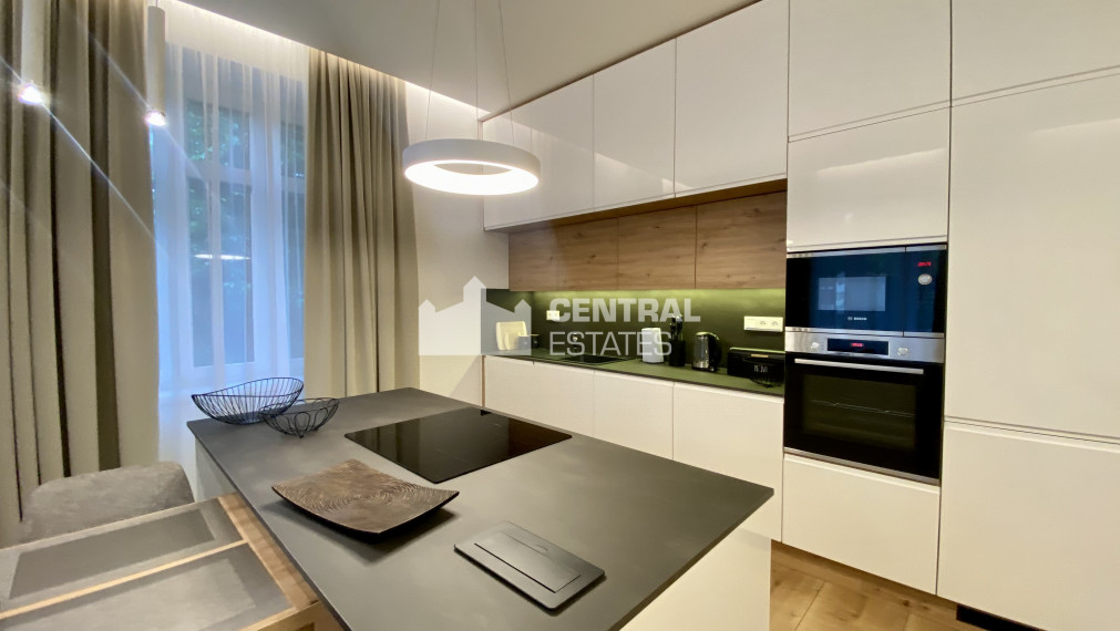 Beautiful air-conditioned 2-bedroom apartment for rent in the Old Town