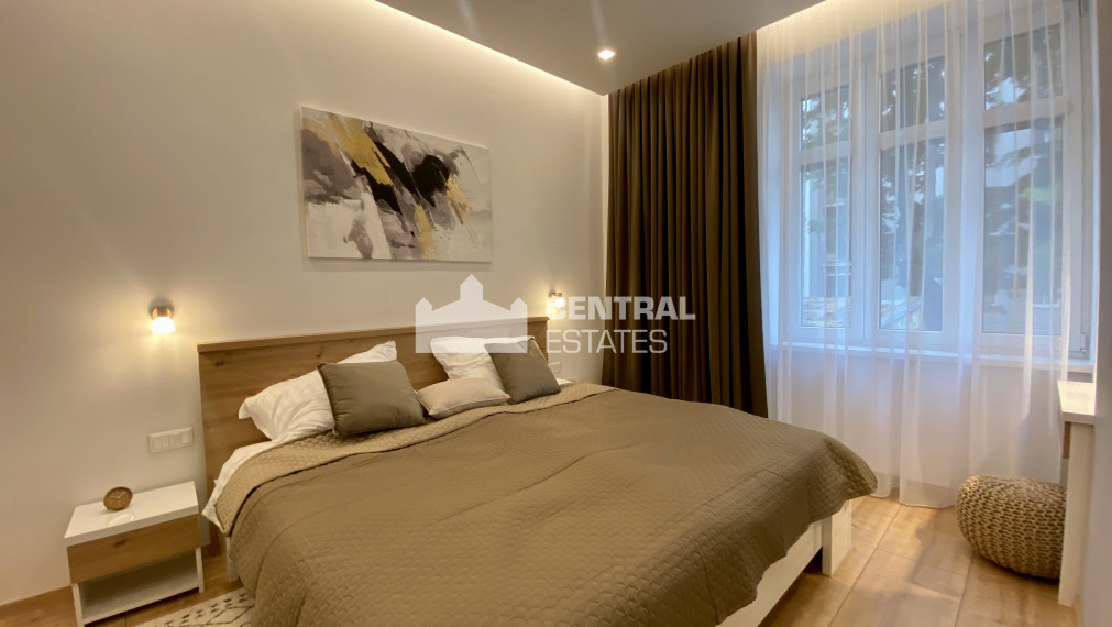 Beautiful air-conditioned 2-bedroom apartment for rent in the Old Town