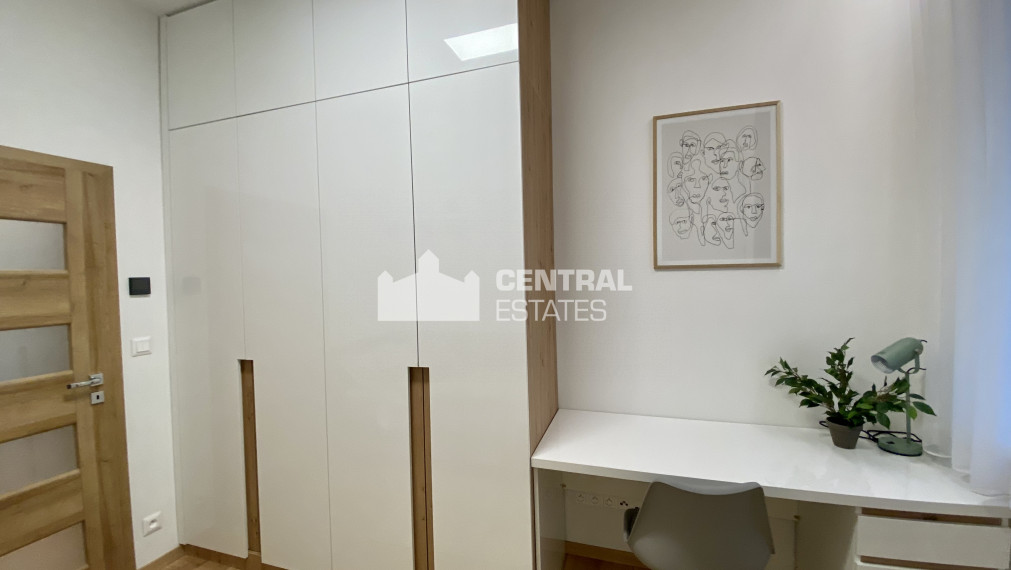 Beautiful air-conditioned 2-bedroom apartment for rent in the Old Town