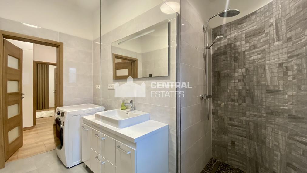 Beautiful air-conditioned 2-bedroom apartment for rent in the Old Town