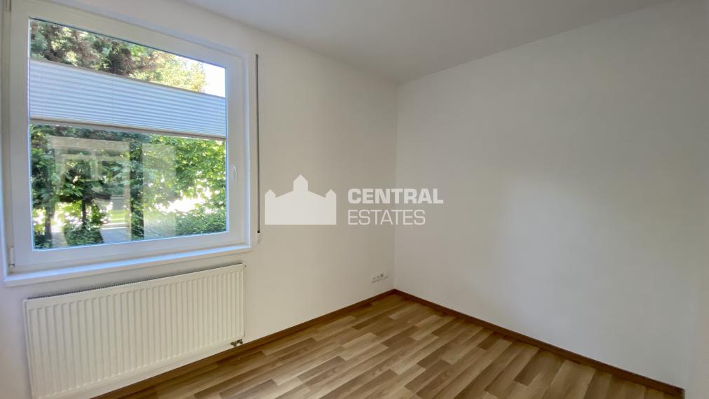 Priestranný 6-izbový rodinný dom so záhradou na prenájom v Záhorskej Bystrici