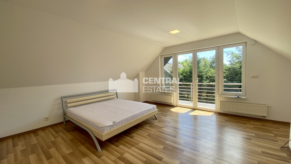 Priestranný 6-izbový rodinný dom so záhradou na prenájom v Záhorskej Bystrici