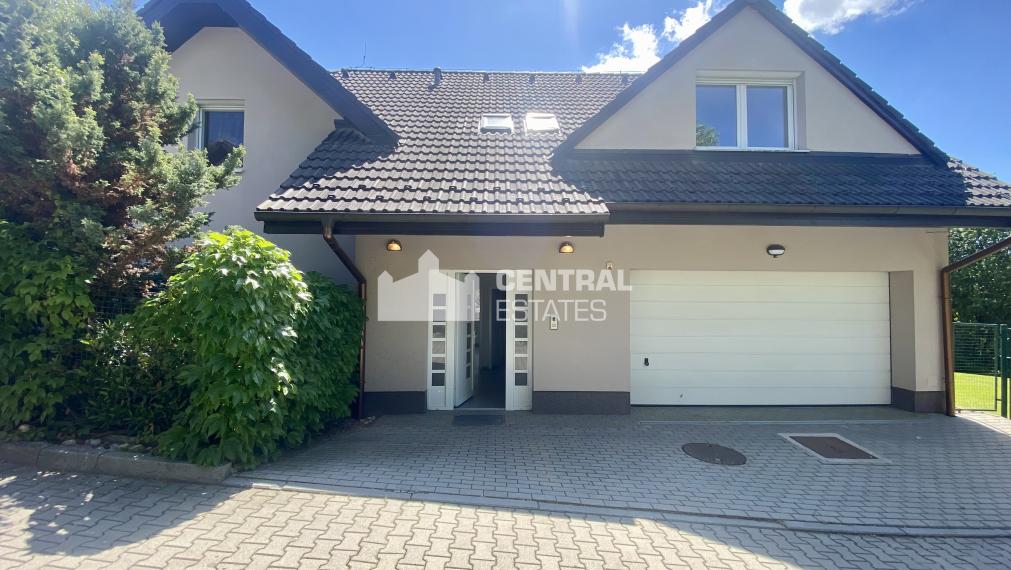 Priestranný 6-izbový rodinný dom so záhradou na prenájom v Záhorskej Bystrici