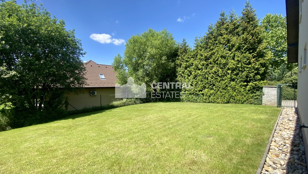 Priestranný 6-izbový rodinný dom so záhradou na prenájom v Záhorskej Bystrici