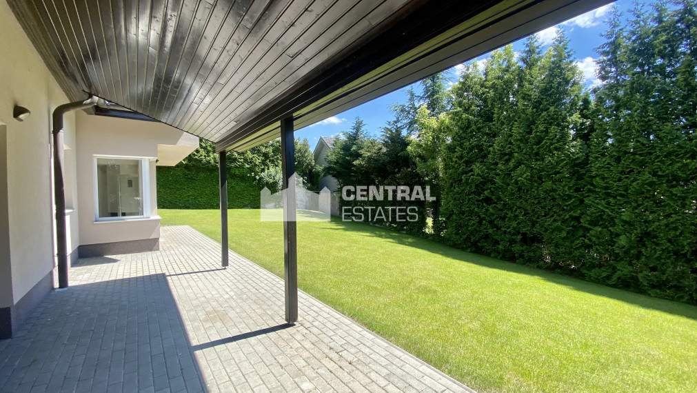 Priestranný 6-izbový rodinný dom so záhradou na prenájom v Záhorskej Bystrici