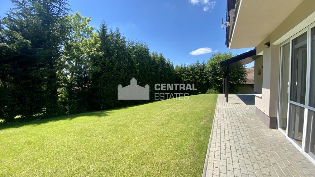 Priestranný 6-izbový rodinný dom so záhradou na prenájom v Záhorskej Bystrici