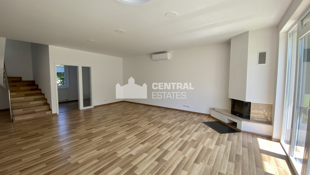 Priestranný 6-izbový rodinný dom so záhradou na prenájom v Záhorskej Bystrici