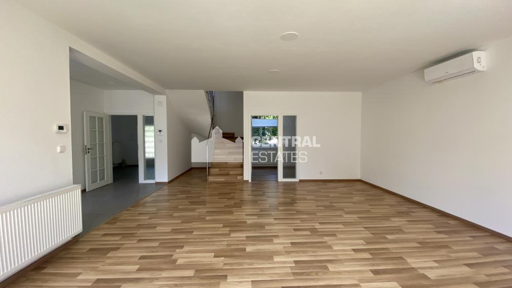 Priestranný 6-izbový rodinný dom so záhradou na prenájom v Záhorskej Bystrici