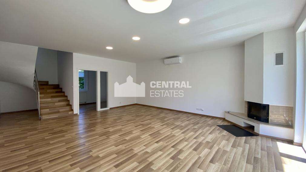 Priestranný 6-izbový rodinný dom so záhradou na prenájom v Záhorskej Bystrici