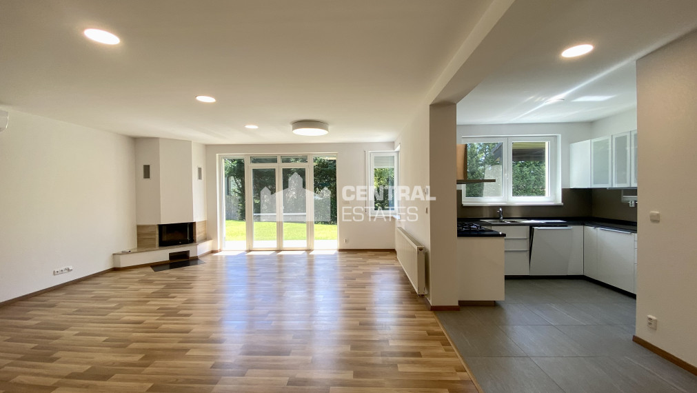 Priestranný 6-izbový rodinný dom so záhradou na prenájom v Záhorskej Bystrici