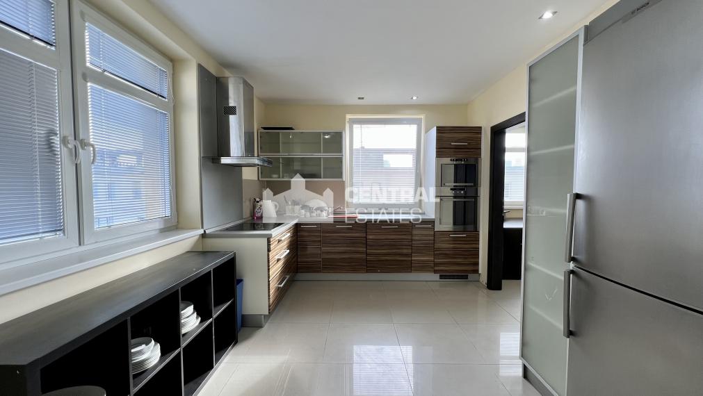 Air-conditioned 3- bedroom duplex with a balcony and a large terrace for sale in the Old Town