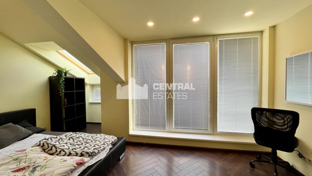 Air-conditioned 3- bedroom duplex with a balcony and a large terrace for sale in the Old Town