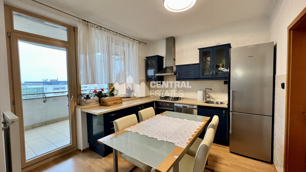 Pekný 3i byt s terasou a parkovaním na prenájom v Karlovej Vsi