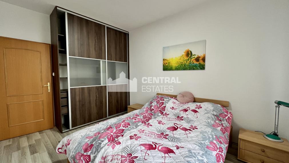 Pekný 3i byt s terasou a parkovaním na prenájom v Karlovej Vsi