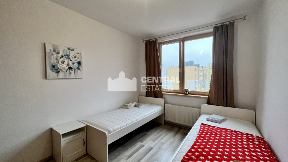 Pekný 3i byt s terasou a parkovaním na prenájom v Karlovej Vsi