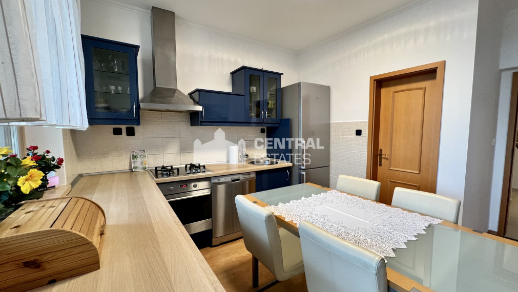 Pekný 3i byt s terasou a parkovaním na prenájom v Karlovej Vsi