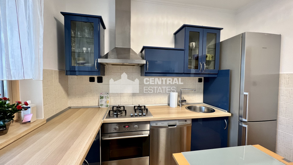 Pekný 3i byt s terasou a parkovaním na prenájom v Karlovej Vsi