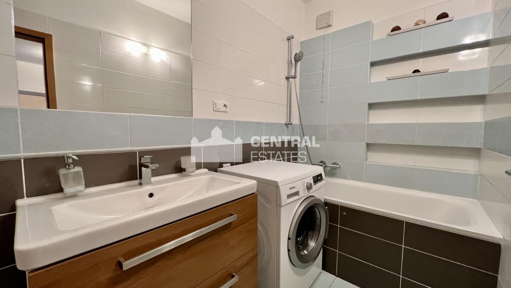 Pekný 3i byt s terasou a parkovaním na prenájom v Karlovej Vsi