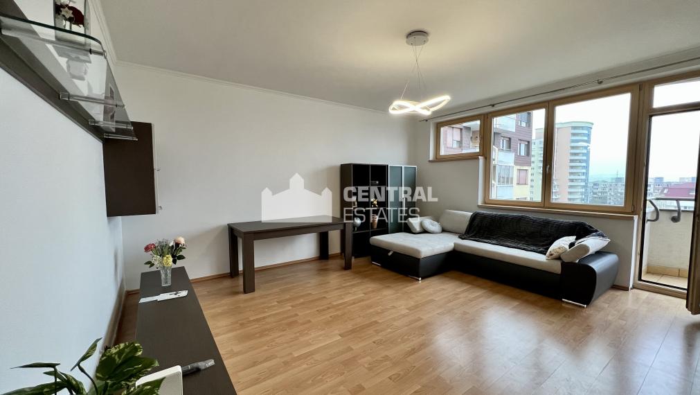 Pekný 3i byt s terasou a parkovaním na prenájom v Karlovej Vsi