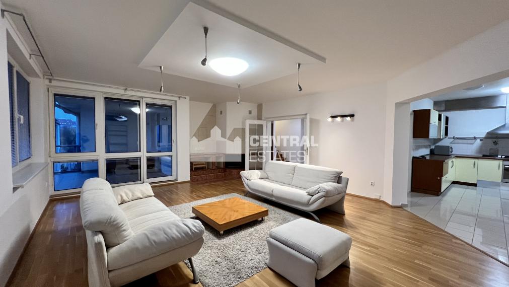 Veľkometrážny klimatizovaný 5i mezonet s terasou a parkovaním na prenájom v Starom meste