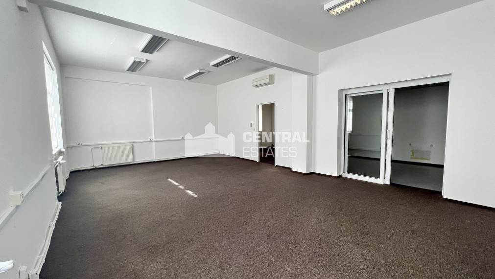 Klimatizované kancelárske priestory so skladom a parkovaním na prenájom v Ružinove
