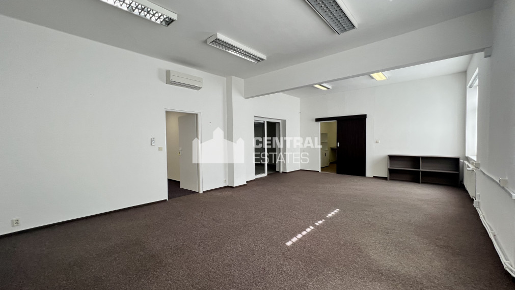 Klimatizované kancelárske priestory so skladom a parkovaním na prenájom v Ružinove