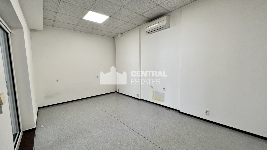 Klimatizované kancelárske priestory so skladom a parkovaním na prenájom v Ružinove