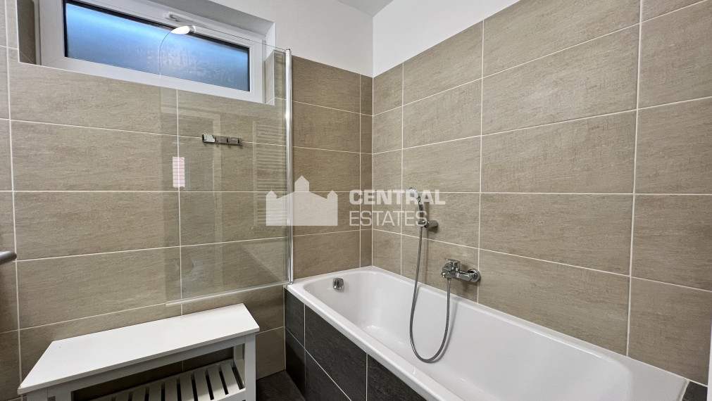 Krásny slnečný 2i byt v novostavbe s veľkou terasou a parkovaním na prenájom v Novom meste