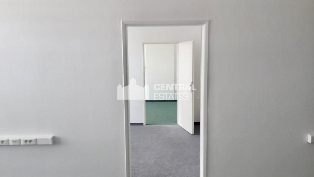 Lukratívne kancelárske priestory s parkovaním na prenájom v Ružinove