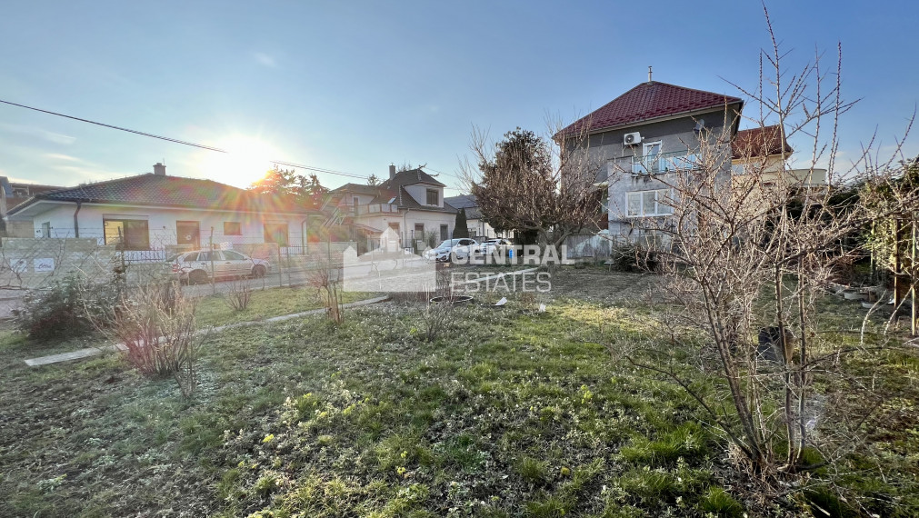 A spacious building plot with a family house for sale in Rača