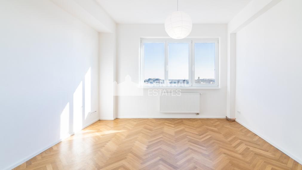 Unique large-scale 2- bedroom apartment for rent in the Old Town