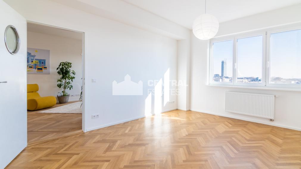 Unique large-scale 2- bedroom apartment for rent in the Old Town
