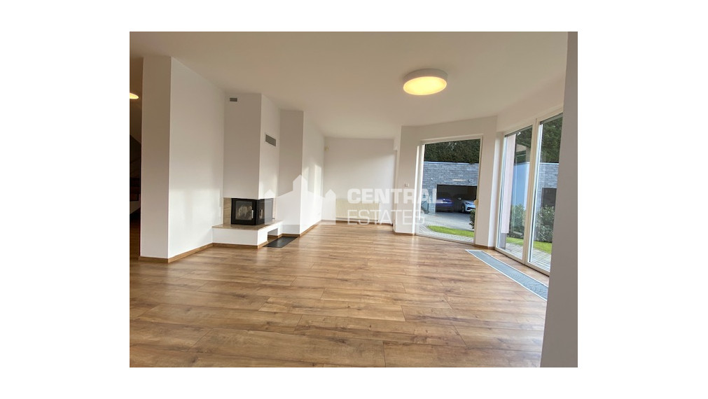 Priestranný krásny 5-izbový rodinný dom so záhradou a garážou na prenájom v Záhorskej Bystrici