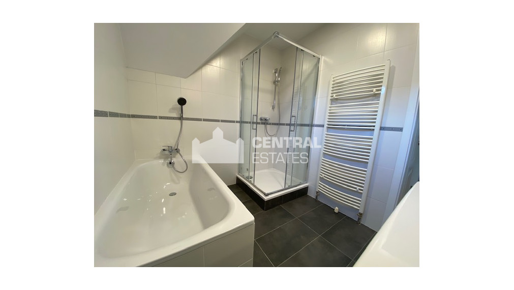 Priestranný krásny 5-izbový rodinný dom so záhradou a garážou na prenájom v Záhorskej Bystrici