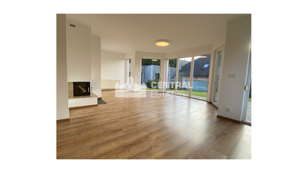 Priestranný krásny 5-izbový rodinný dom so záhradou a garážou na prenájom v Záhorskej Bystrici