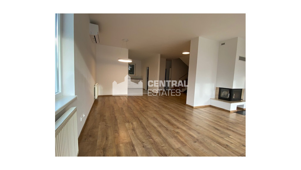 Priestranný krásny 5-izbový rodinný dom so záhradou a garážou na prenájom v Záhorskej Bystrici