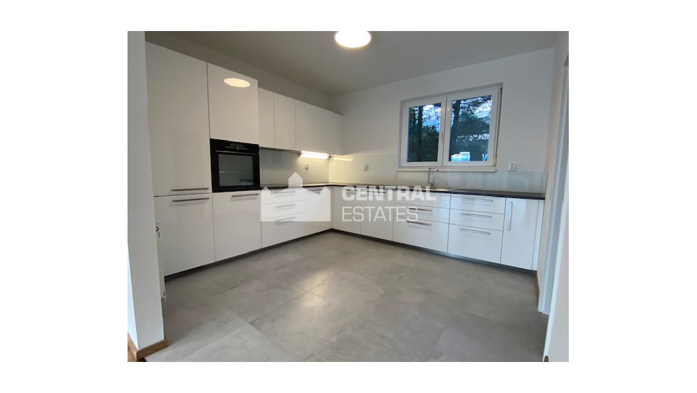 Priestranný krásny 5-izbový rodinný dom so záhradou a garážou na prenájom v Záhorskej Bystrici