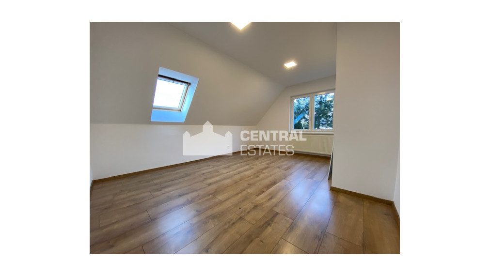 Priestranný krásny 5-izbový rodinný dom so záhradou a garážou na prenájom v Záhorskej Bystrici