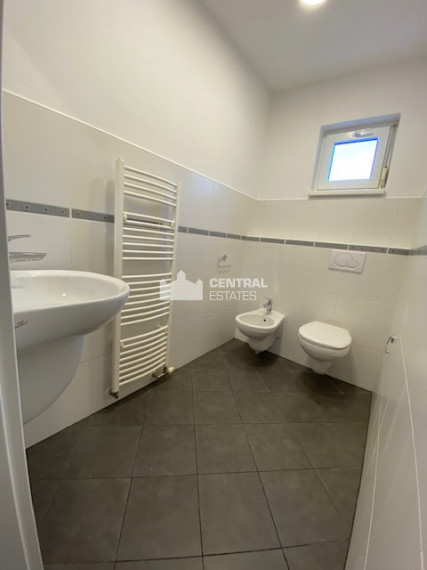 Priestranný krásny 5-izbový rodinný dom so záhradou a garážou na prenájom v Záhorskej Bystrici