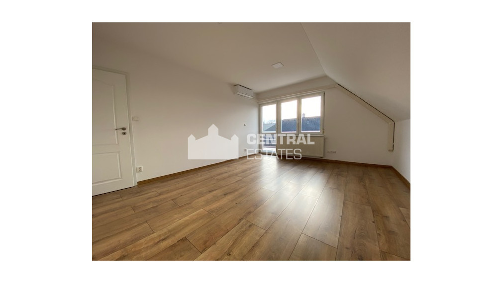 Priestranný krásny 5-izbový rodinný dom so záhradou a garážou na prenájom v Záhorskej Bystrici