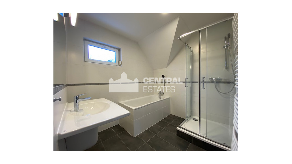 Priestranný krásny 5-izbový rodinný dom so záhradou a garážou na prenájom v Záhorskej Bystrici