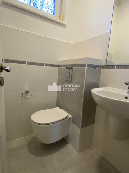 Priestranný krásny 5-izbový rodinný dom so záhradou a garážou na prenájom v Záhorskej Bystrici